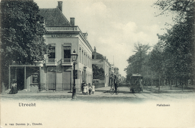 4454 Gezicht in de Maliebaan te Utrecht met links het Kantoor van de Utrechtsche Levensverzekeringsmaatschappij (Het ...